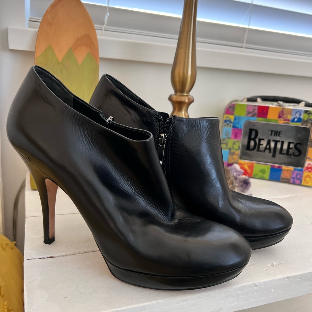 Via Spiga Sleek Black Leather Heeled Boots